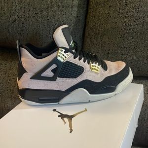 Jordan 4 retro women’s size 6.5 red/black phantom volt